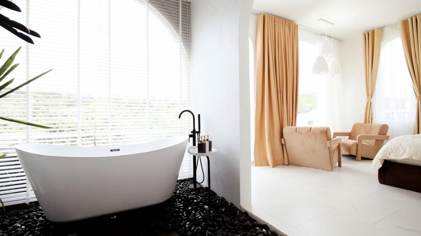 Hill View Suite - Bathtub