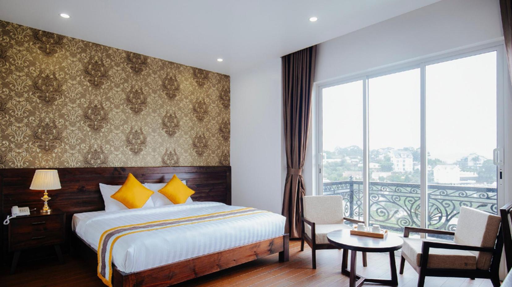 Deluxe King Room with Balcony - Bedroom