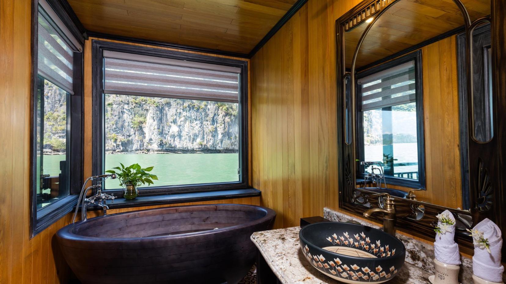 Ha Long Suite with Balcony - Bathtub