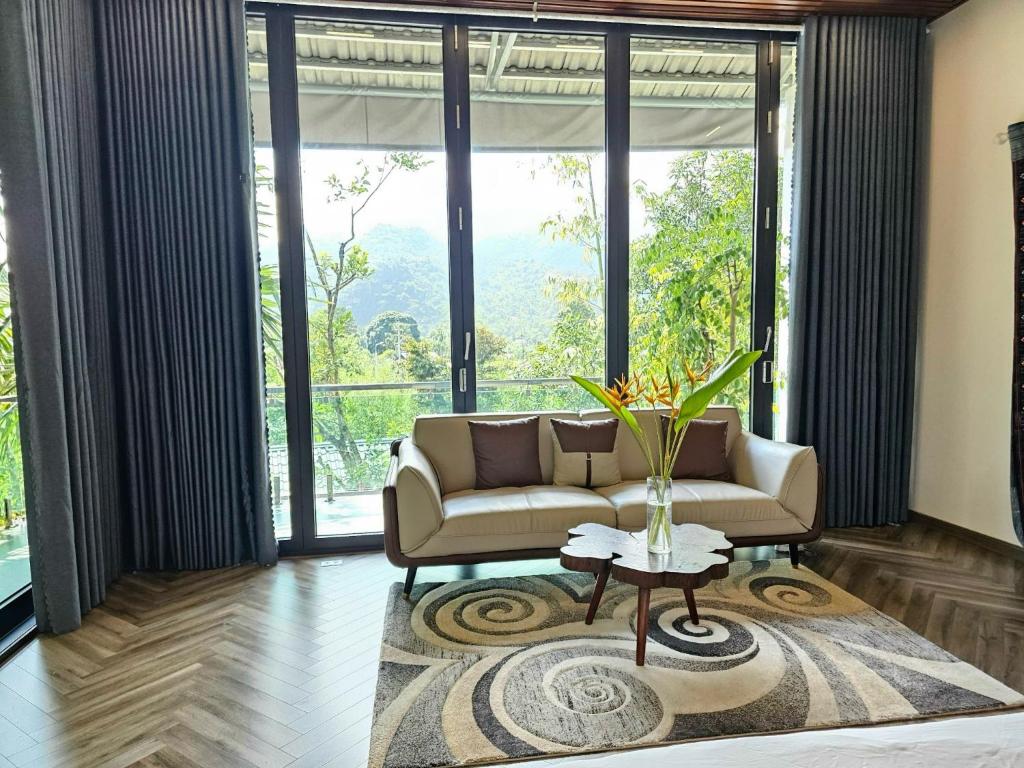 King Room with Mountain View