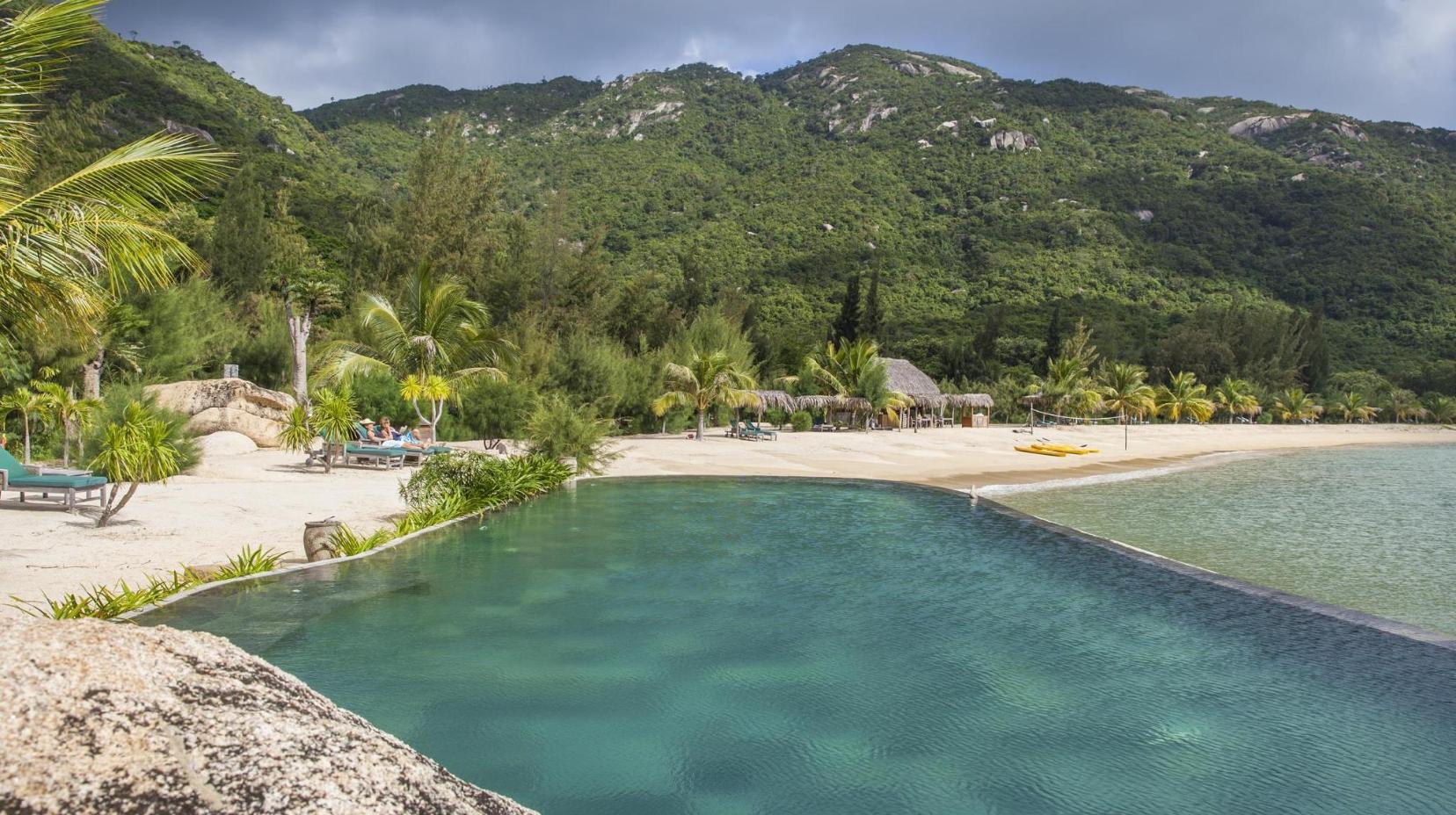 Swimming pool [outdoor]