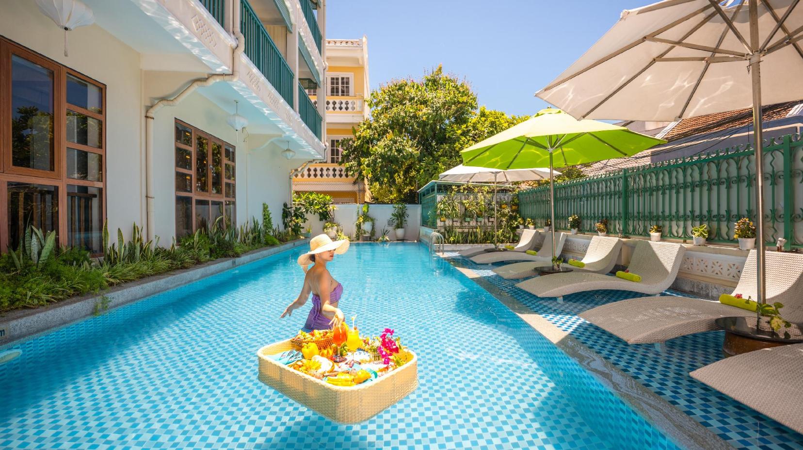 Poolside bar