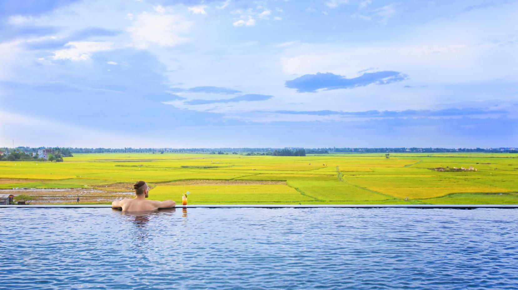 Swimming pool [outdoor]