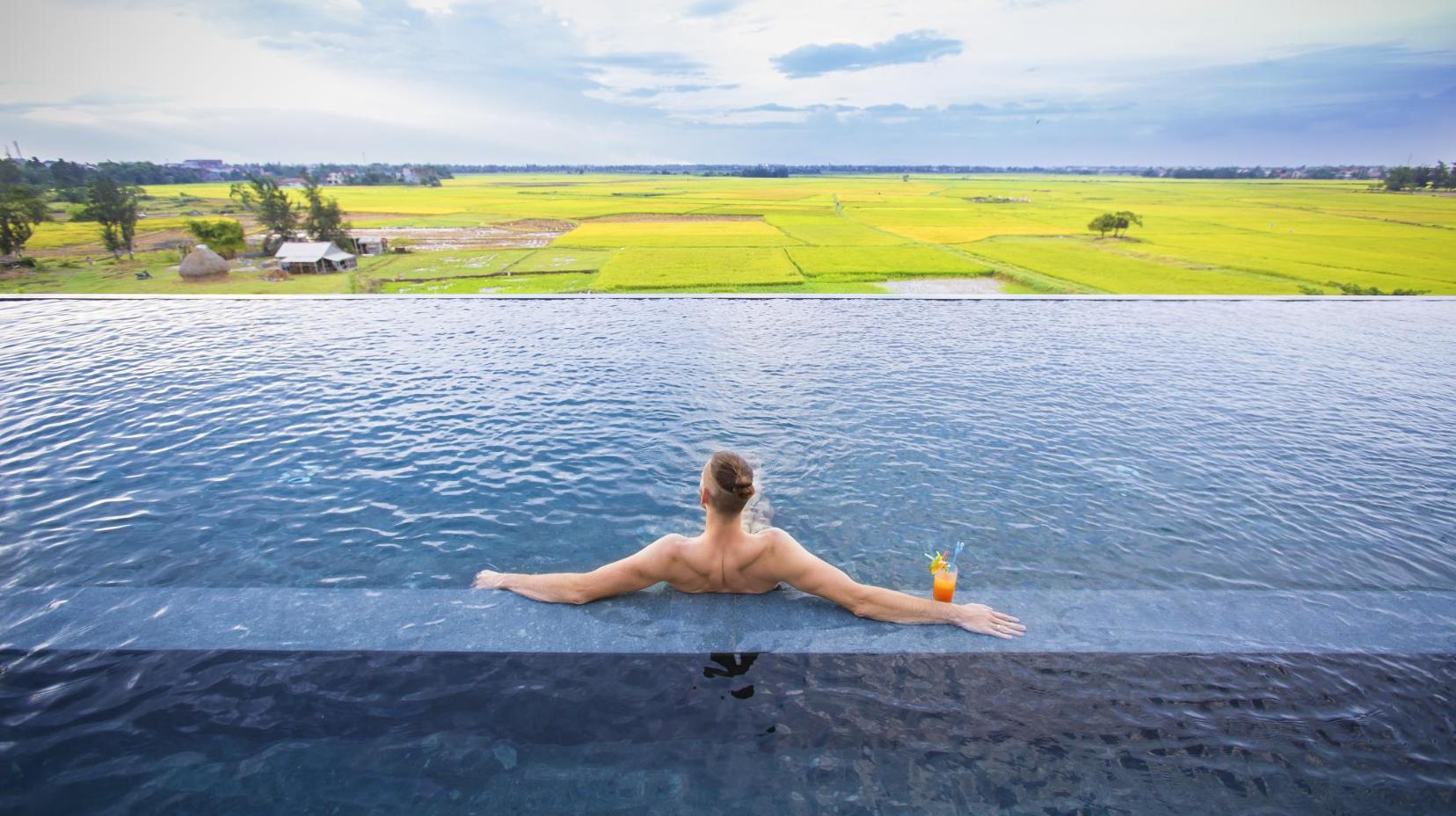 Swimming pool [outdoor]