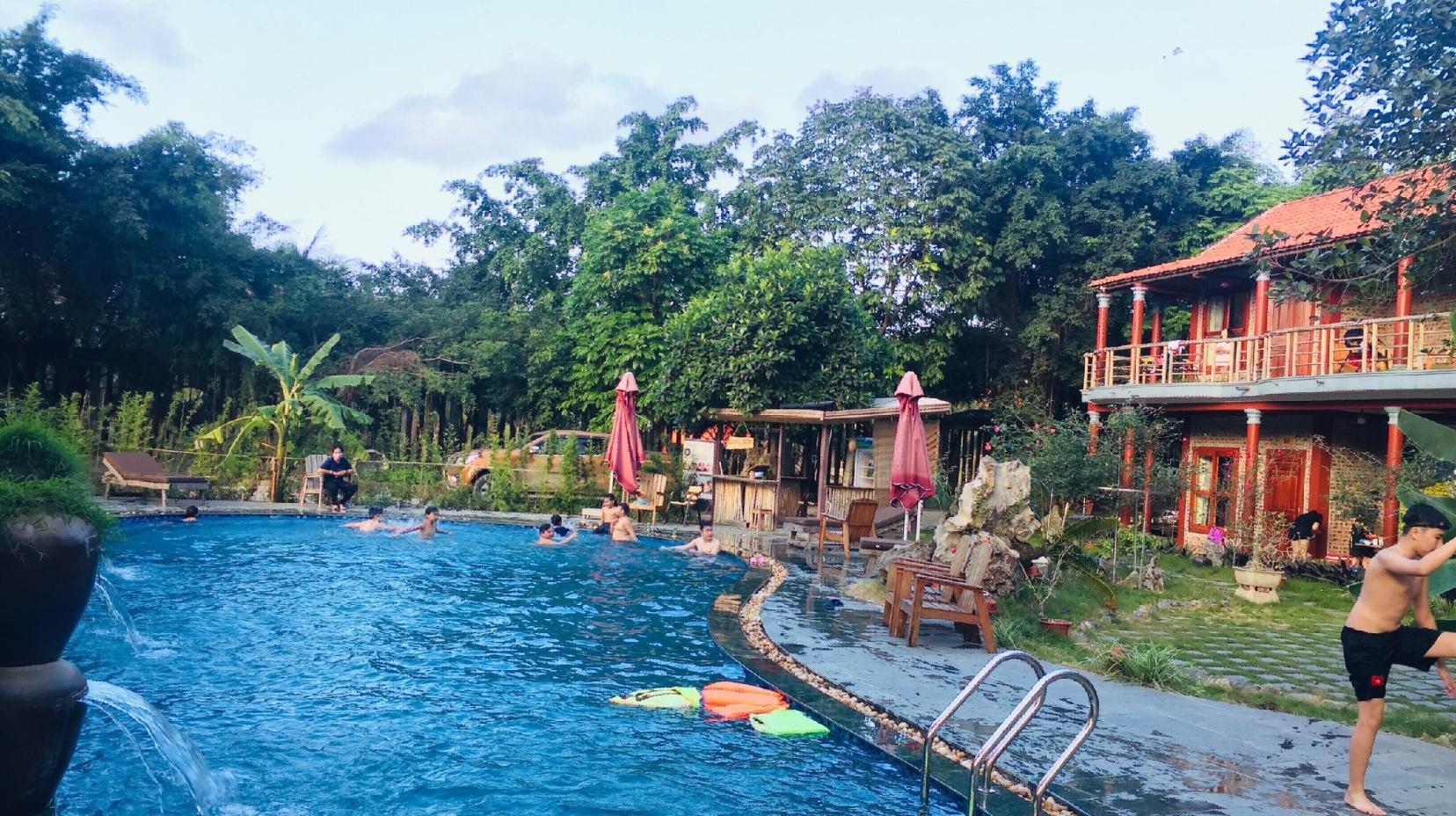 Swimming pool [outdoor]