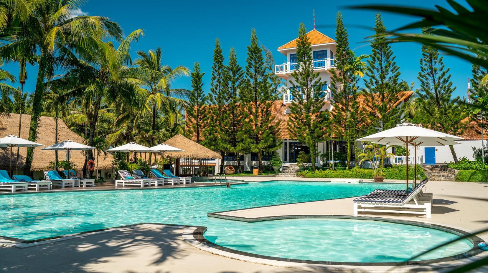 Poolside bar