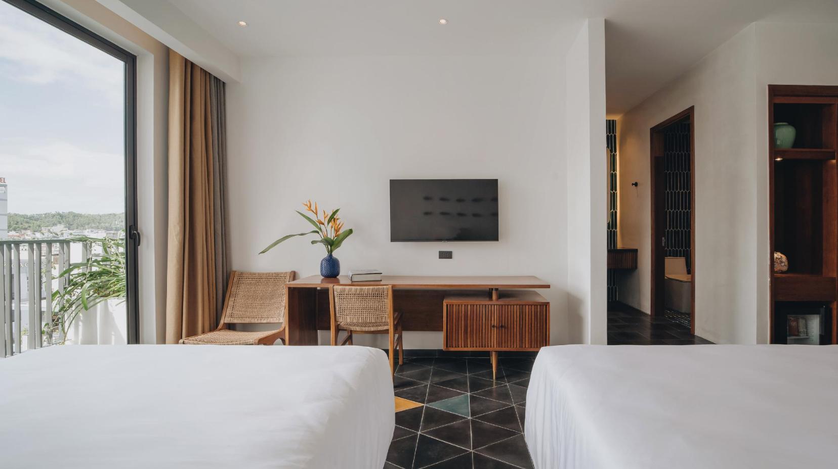 Family Room with Bathtub - Bed