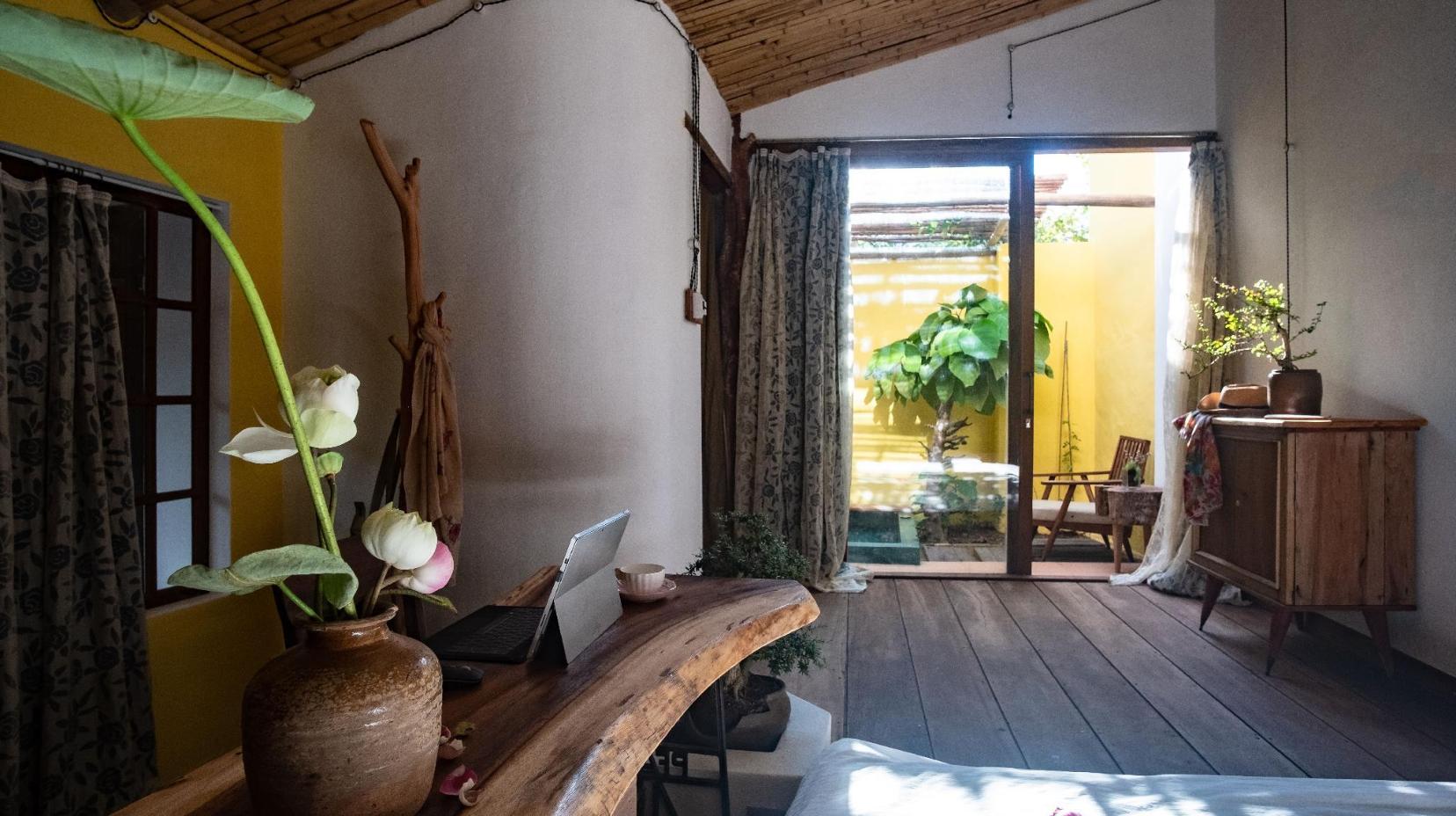 Suite with Hot Tub - Interior view