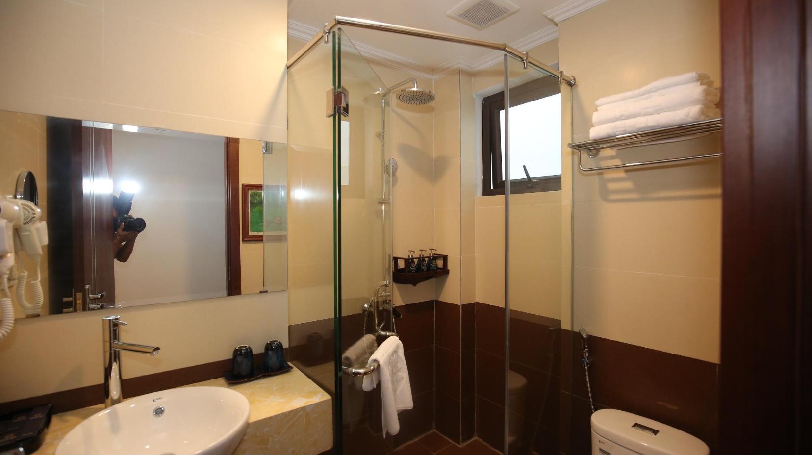 Deluxe Double Room with Balcony - Bathroom