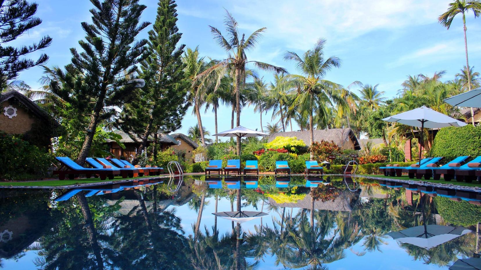 Swimming pool [outdoor]