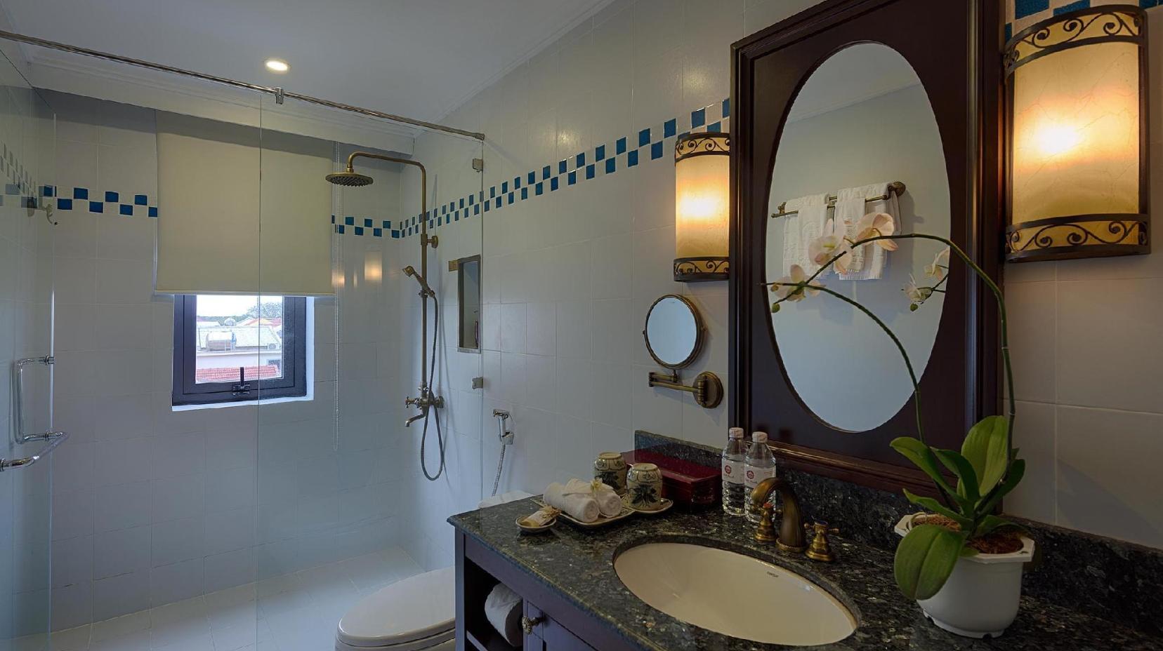 Junior Suite - Bathroom