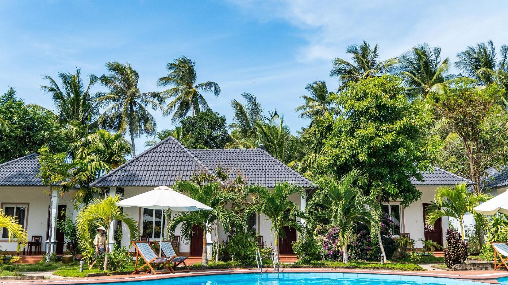 Swimming pool [outdoor]