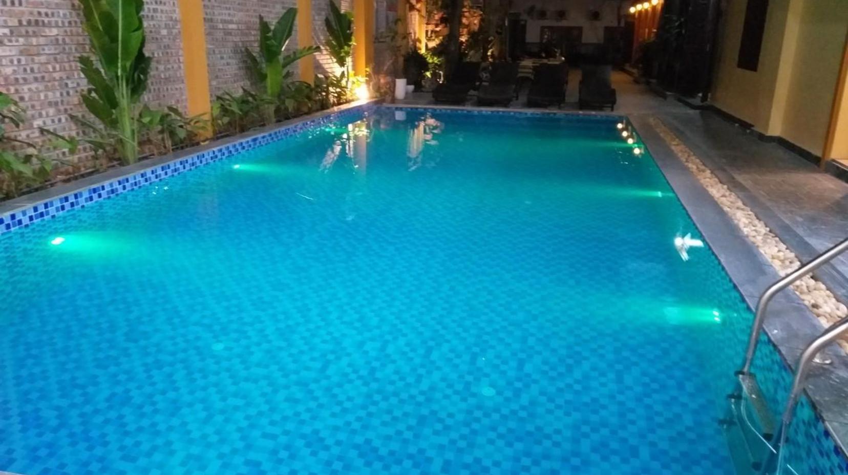 Swimming pool [outdoor]