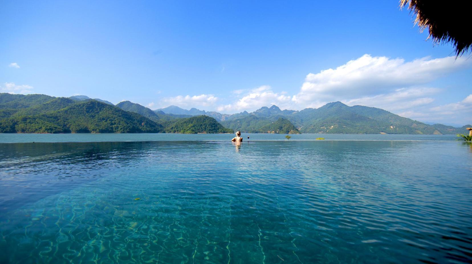 Swimming pool [outdoor]