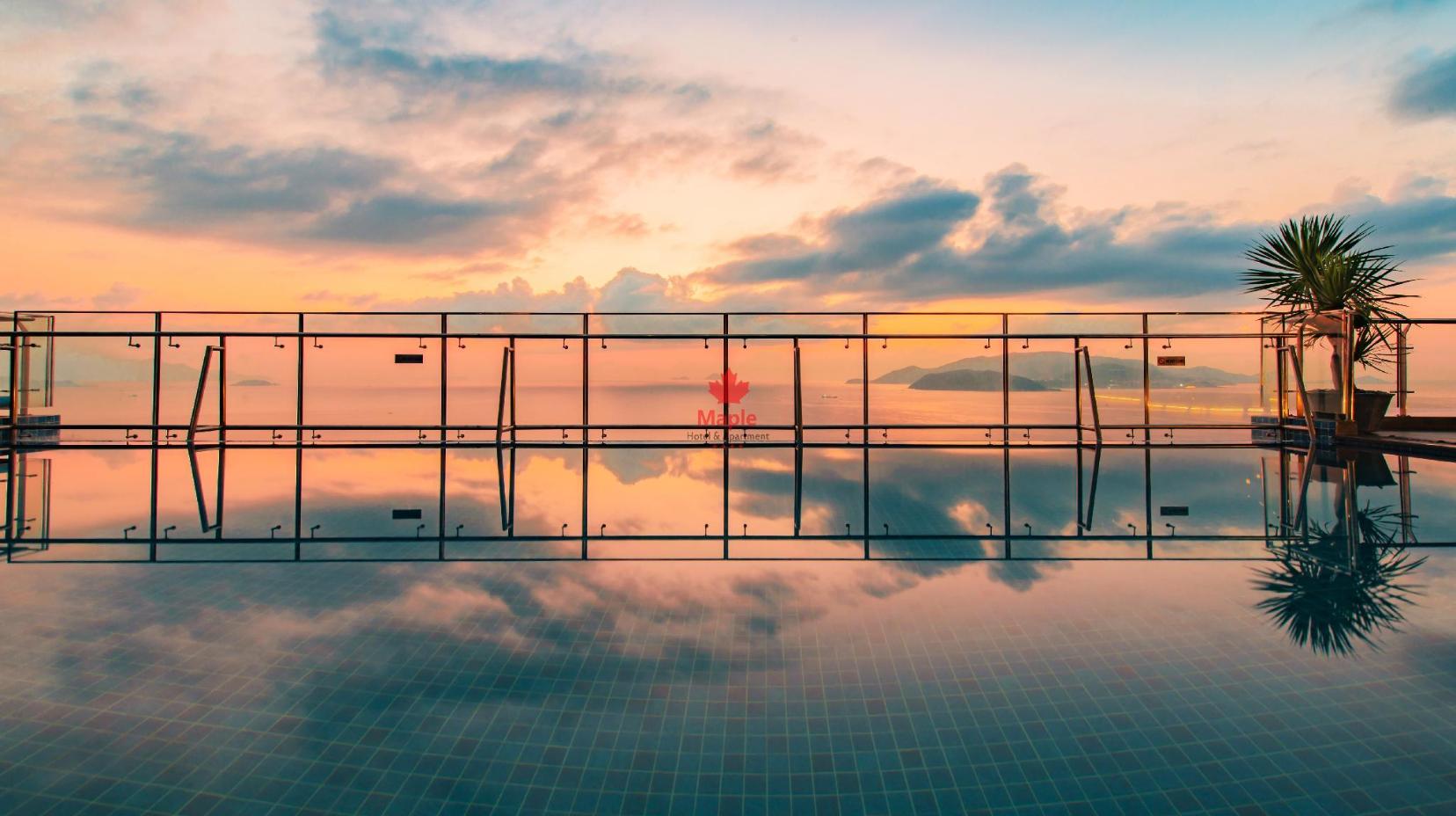 Swimming pool [outdoor]