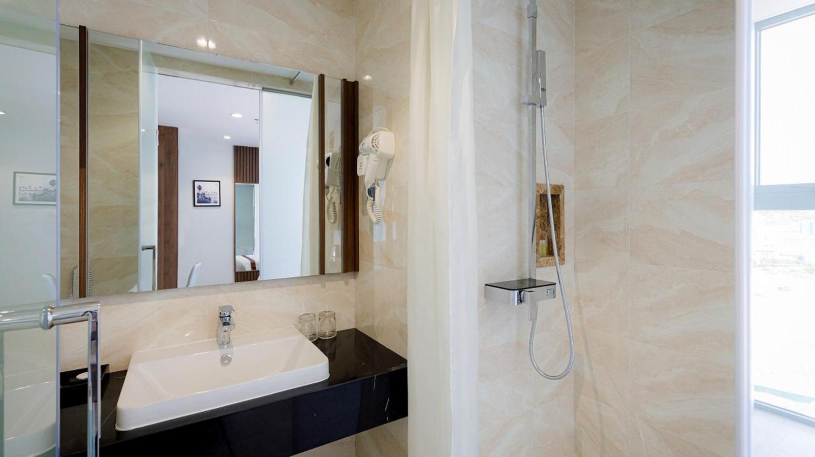 Senior Deluxe Sea View - Bathroom