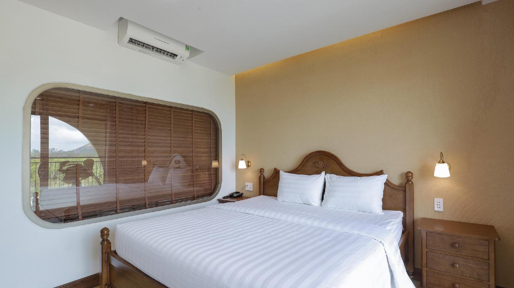 Deluxe Sea View Double Room with Balcony - Bed