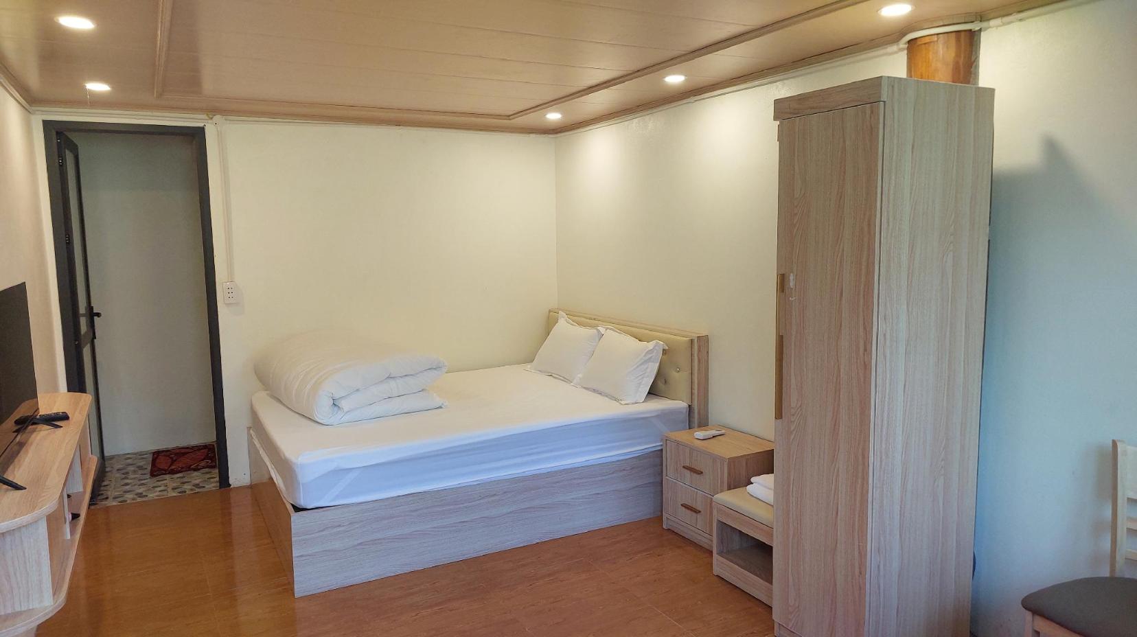 Single Room with Queen Bed