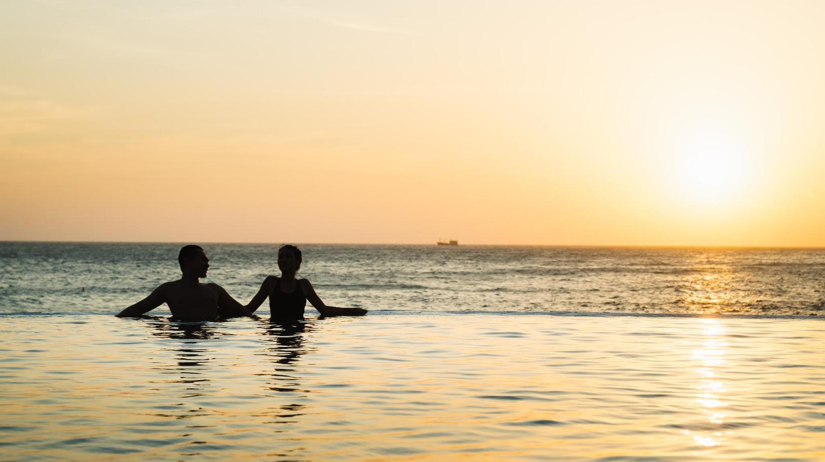 Swimming pool [outdoor]