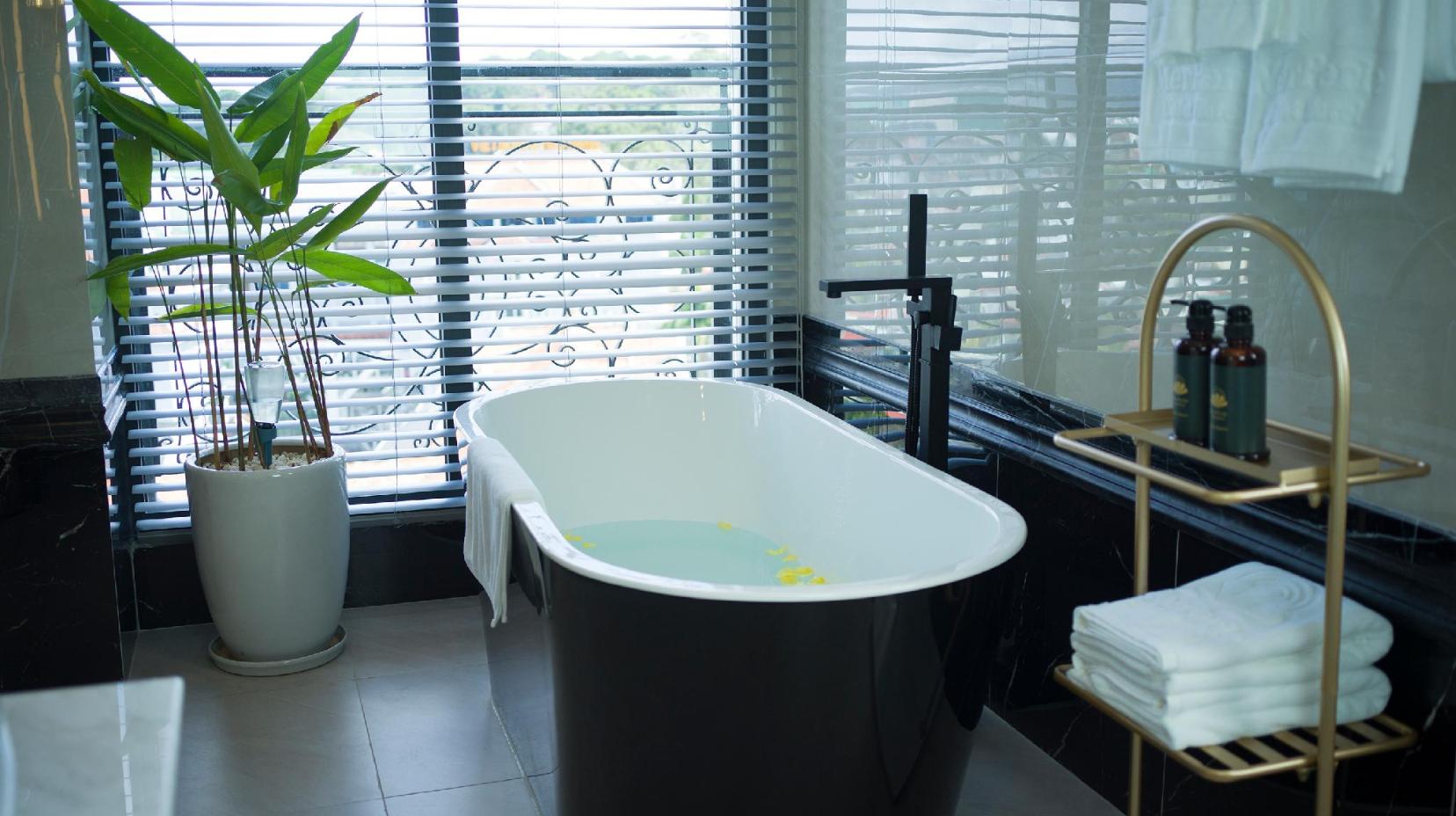 Executive Suite - Bathtub