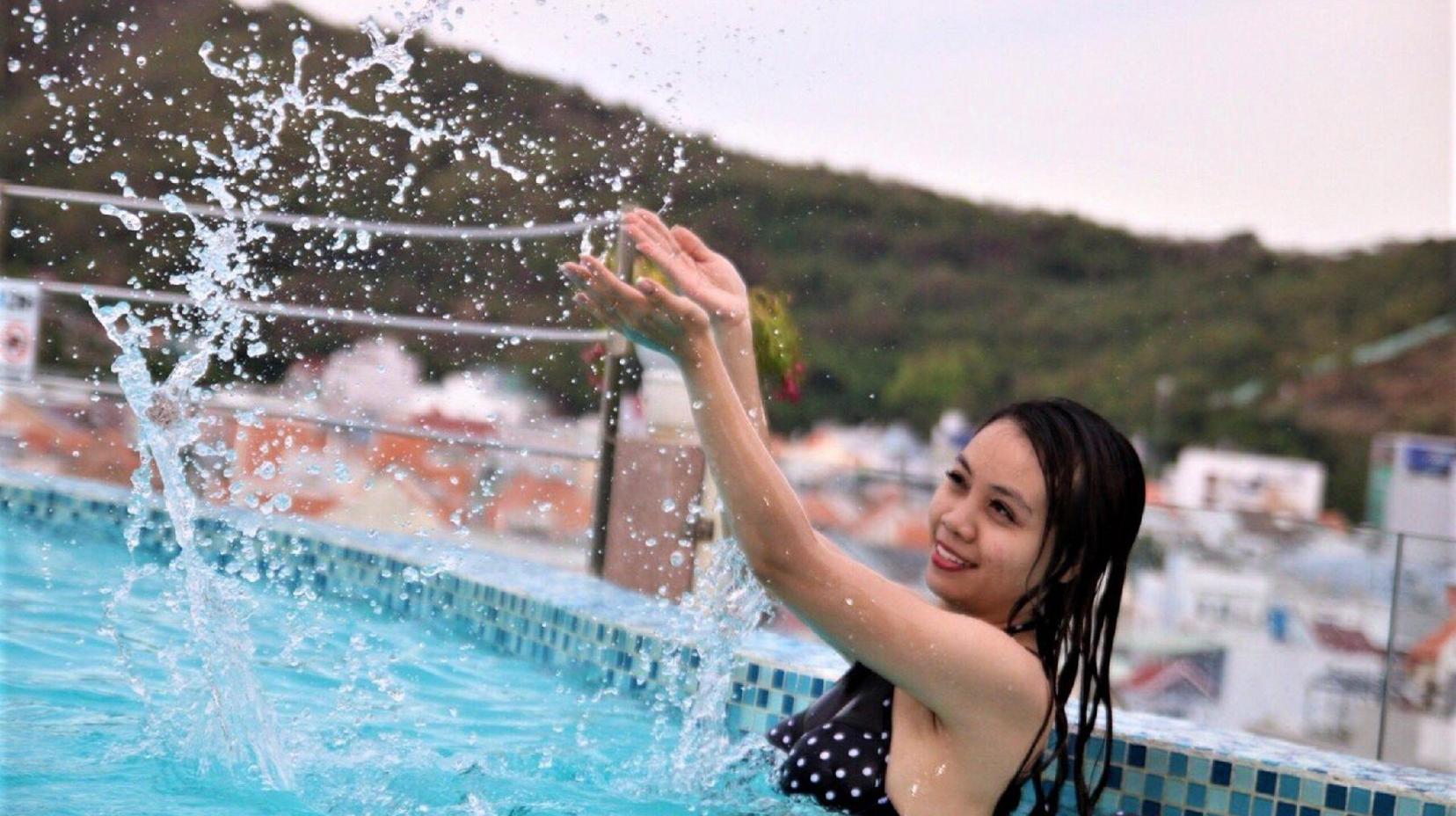 Swimming pool [outdoor]