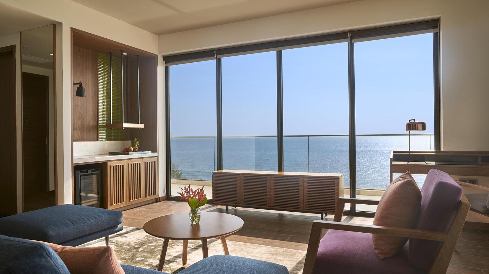 Sea View Suite Room with Balcony - Guestroom