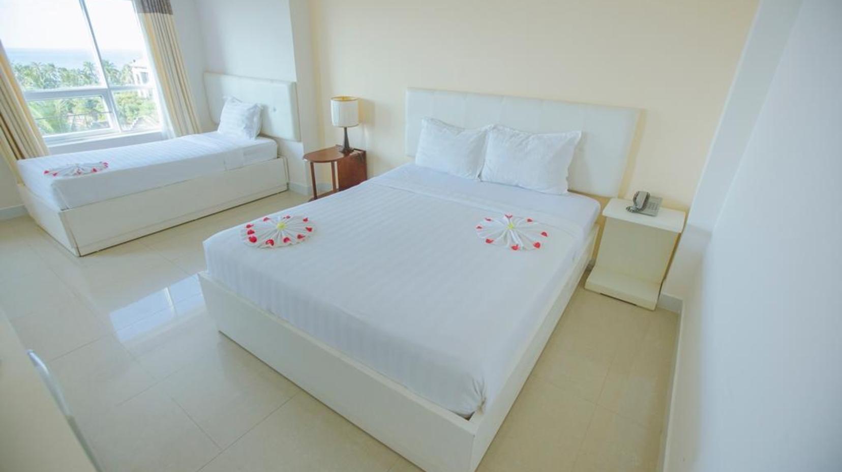 Triple Room with Sea View - Bed