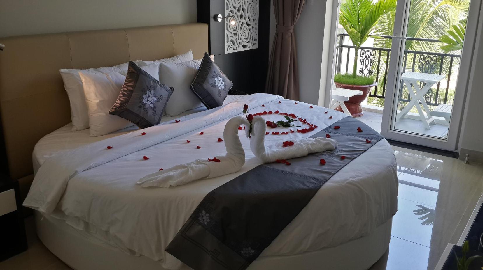 Honeymoon - Bed