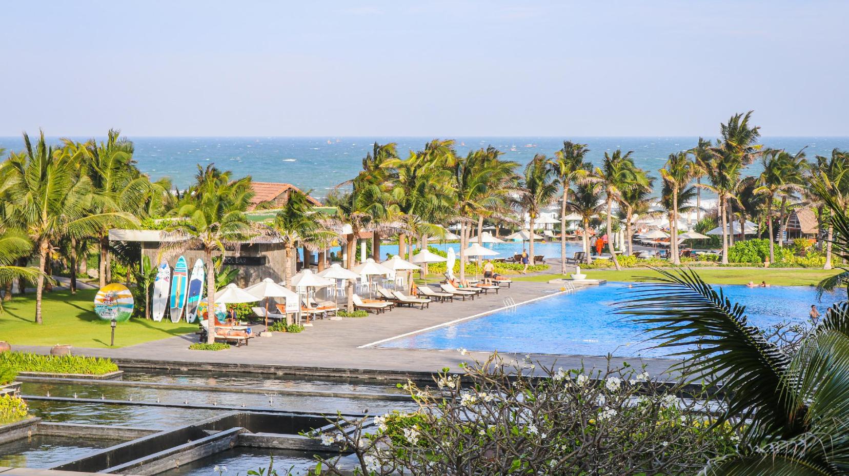 Swimming pool [outdoor]