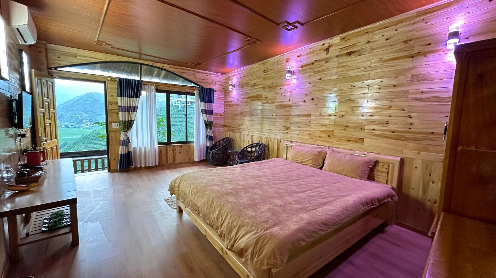 Deluxe Double Room with Balcony - Bed