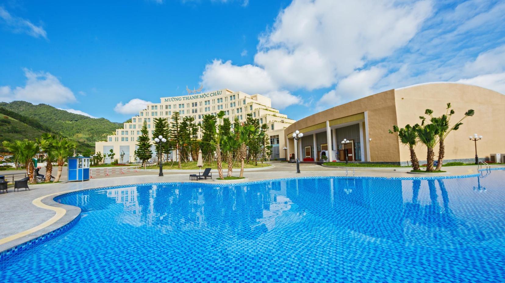 Swimming pool [outdoor]