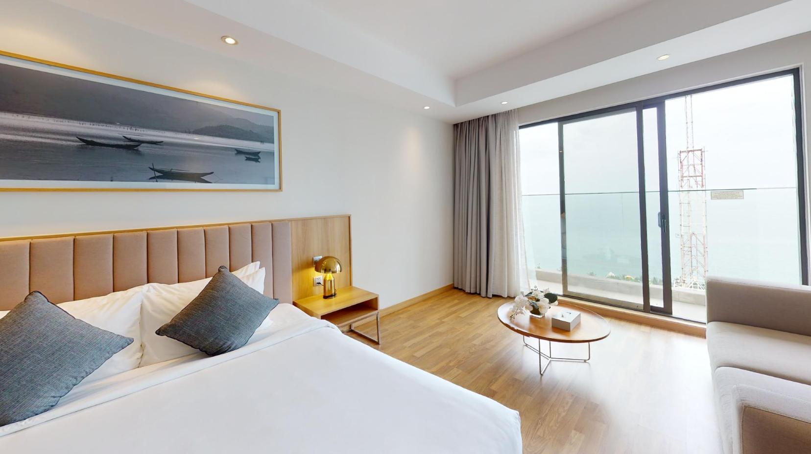 Luxury Ocean View Double Room with Balcony - Guestroom