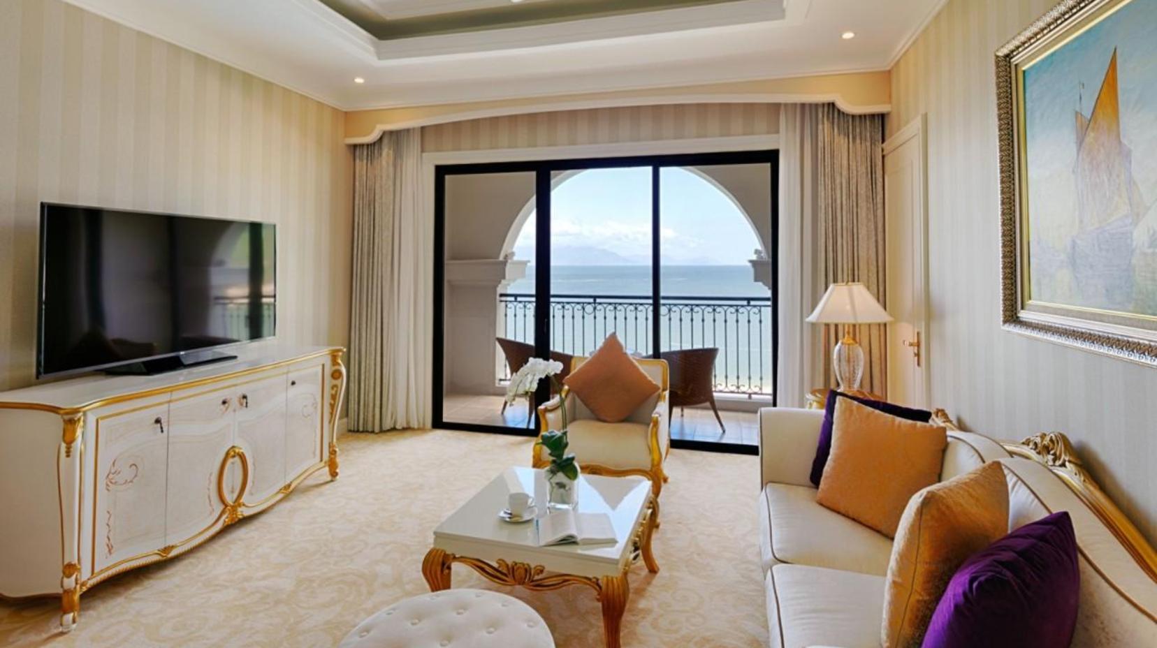 Executive Suite, 1 King, Ocean view with Balcony - Room plan