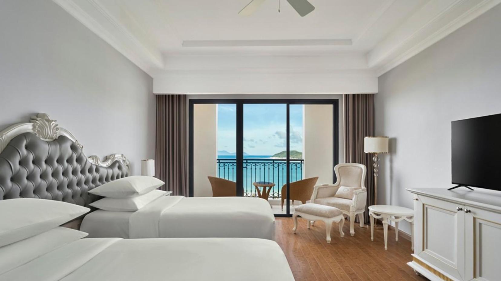 Deluxe Guest room, 2 Twins, Ocean view with Balcony - Bed