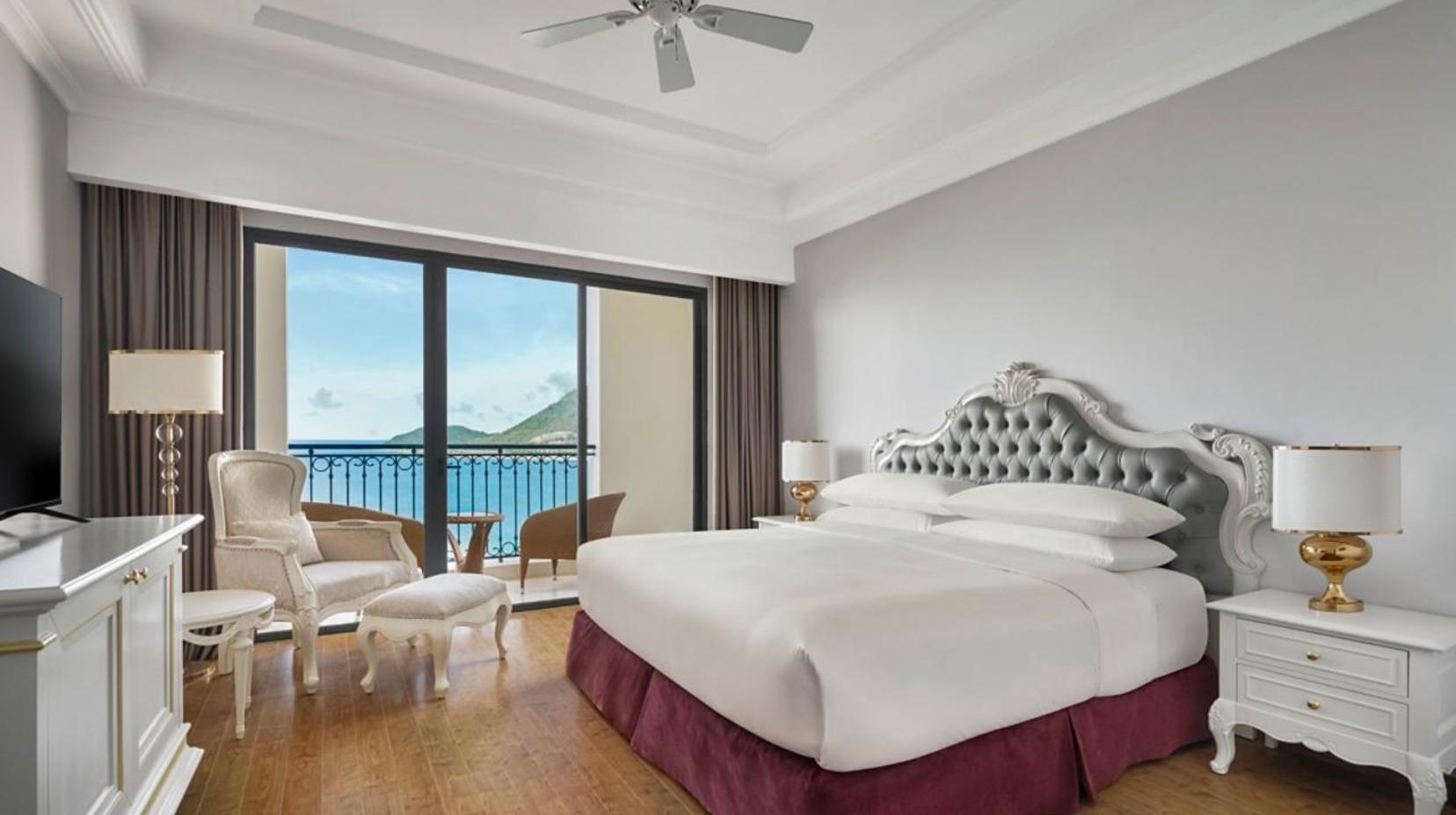 Deluxe Guest room, 1 King, Ocean View with Balcony - Bed