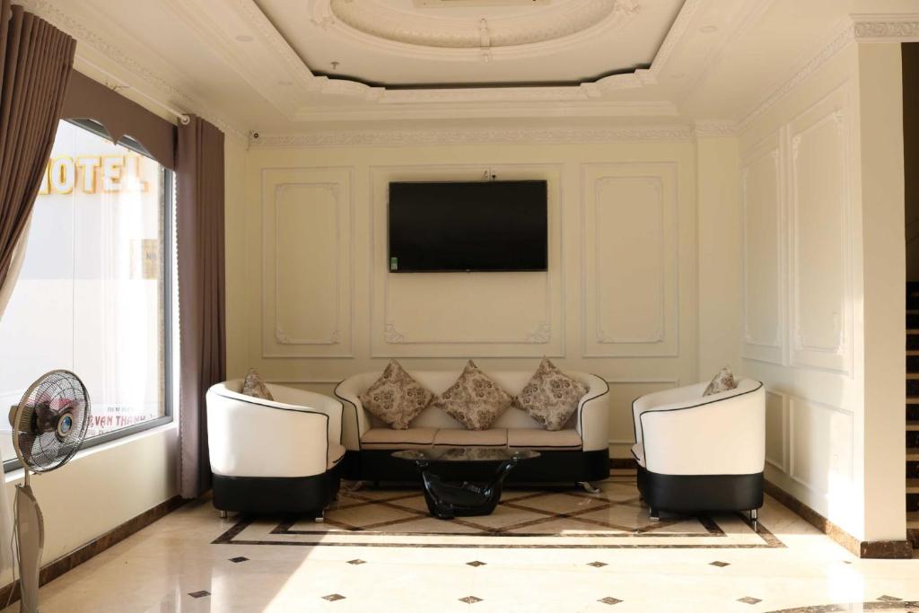 Shared lounge/TV area