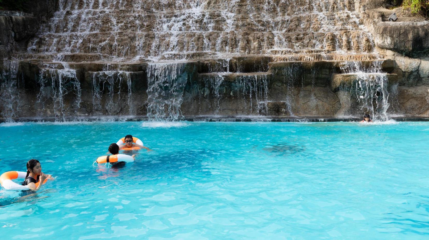 Swimming pool [outdoor]