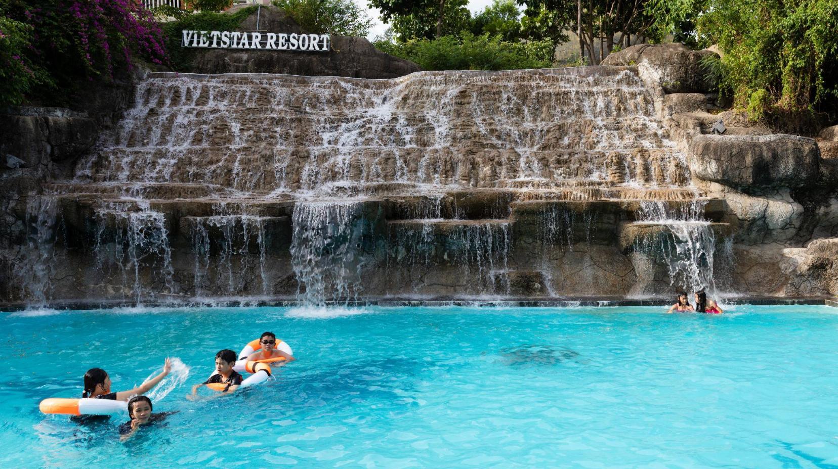 Swimming pool [outdoor]