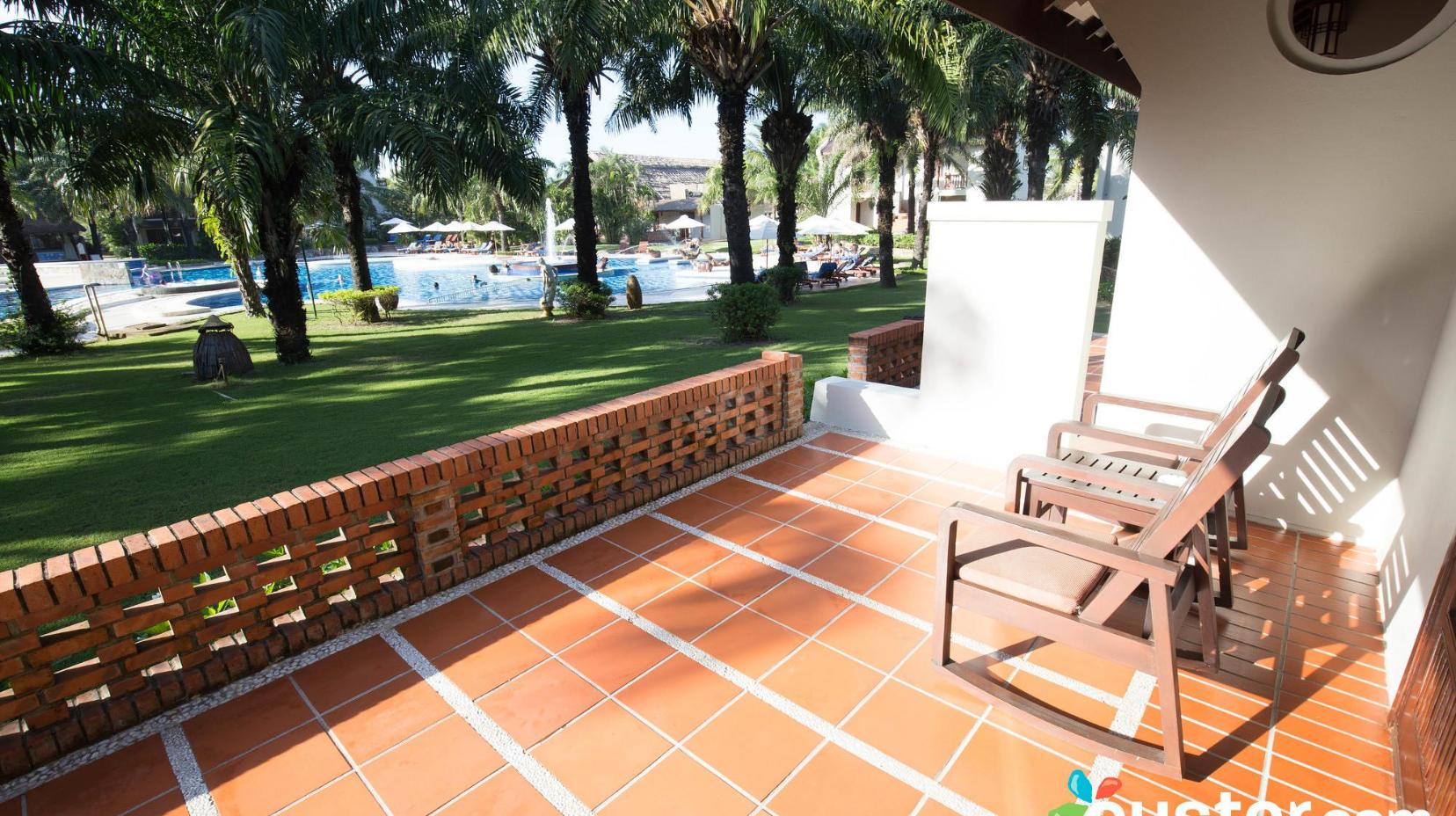 Bungalow Pool View - Surrounding environment