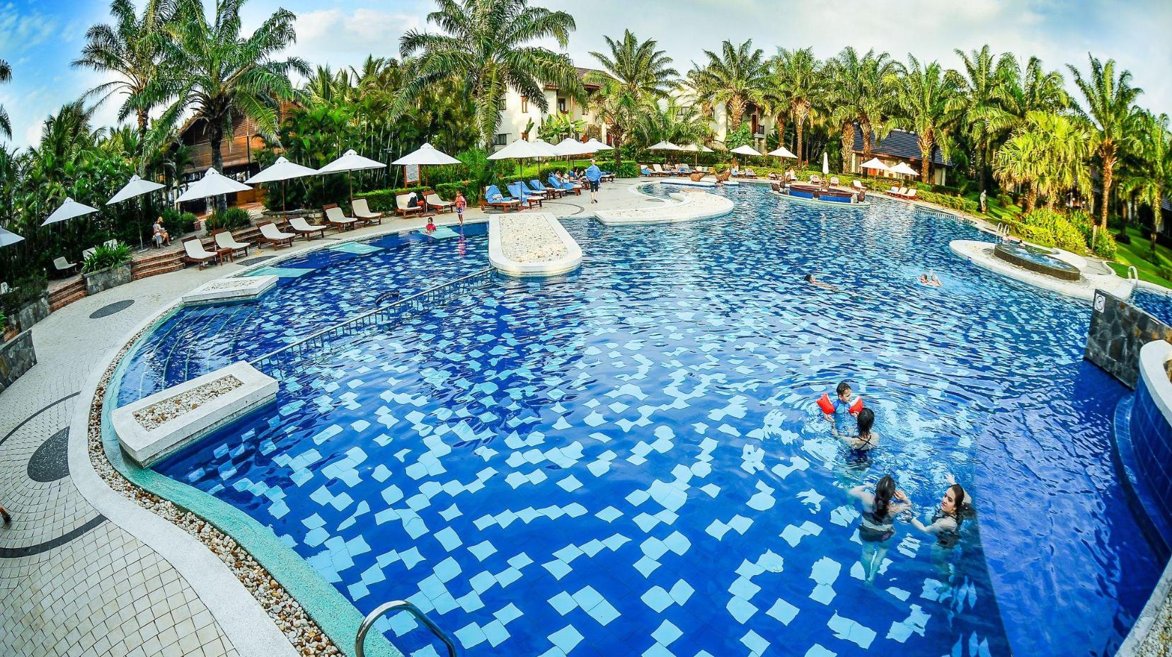 Swimming pool [outdoor]