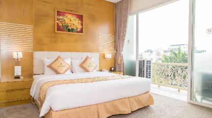 1 King Luxury Suite with Balcony - Bed