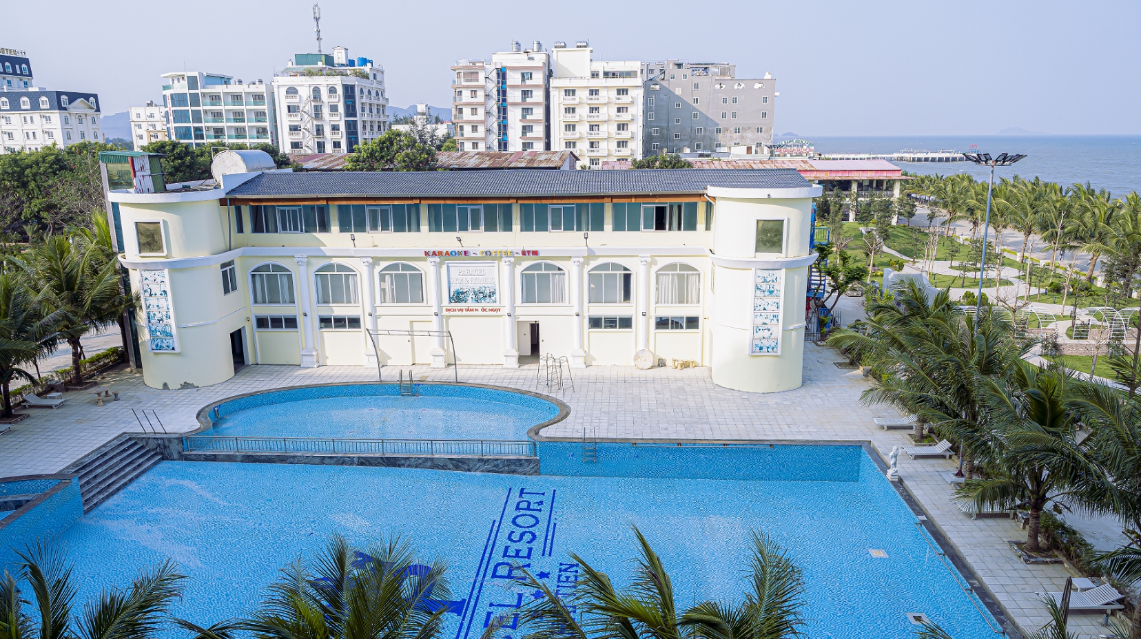 Swimming pool [outdoor]