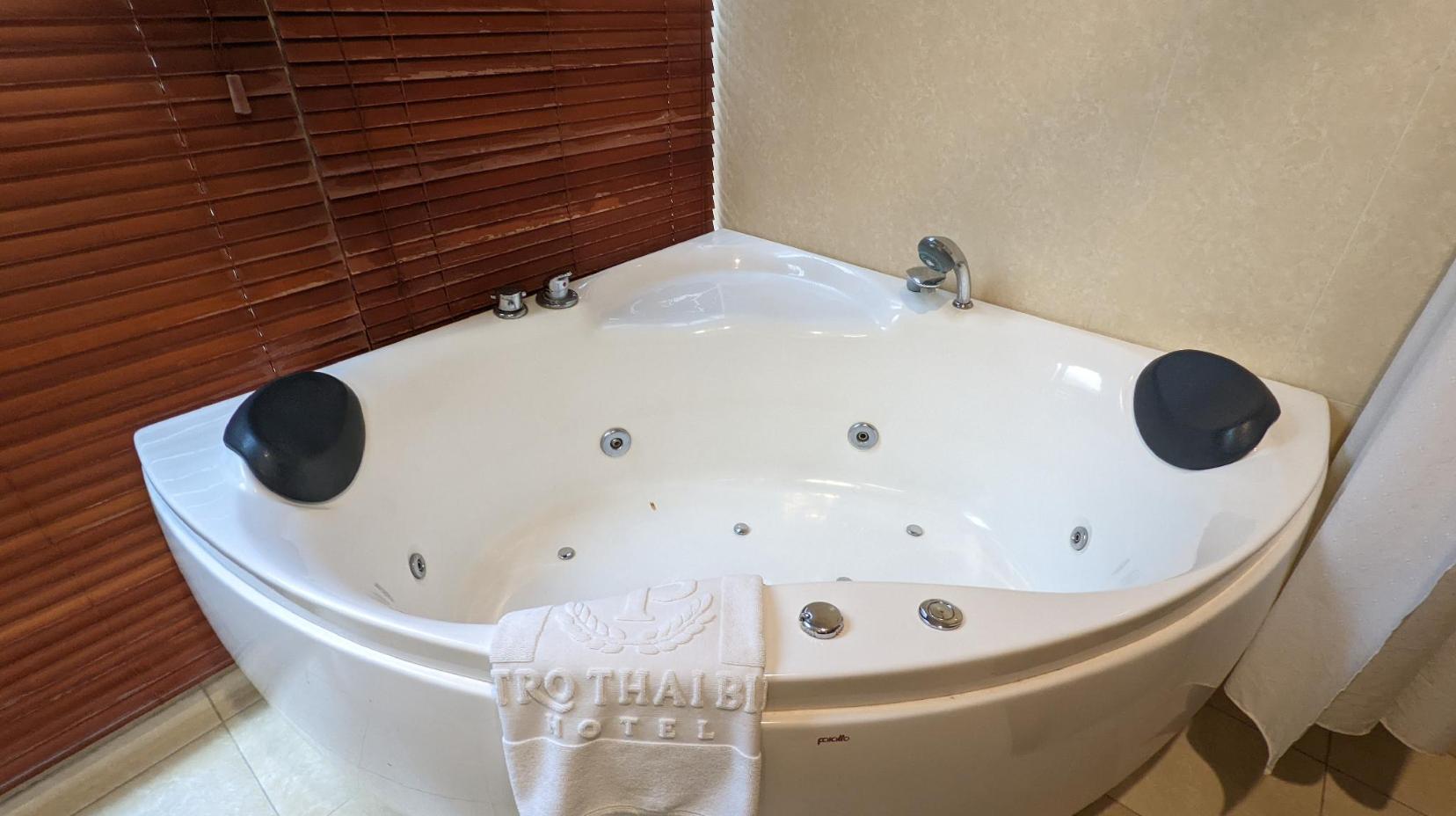 Deluxe Suite - Bathroom