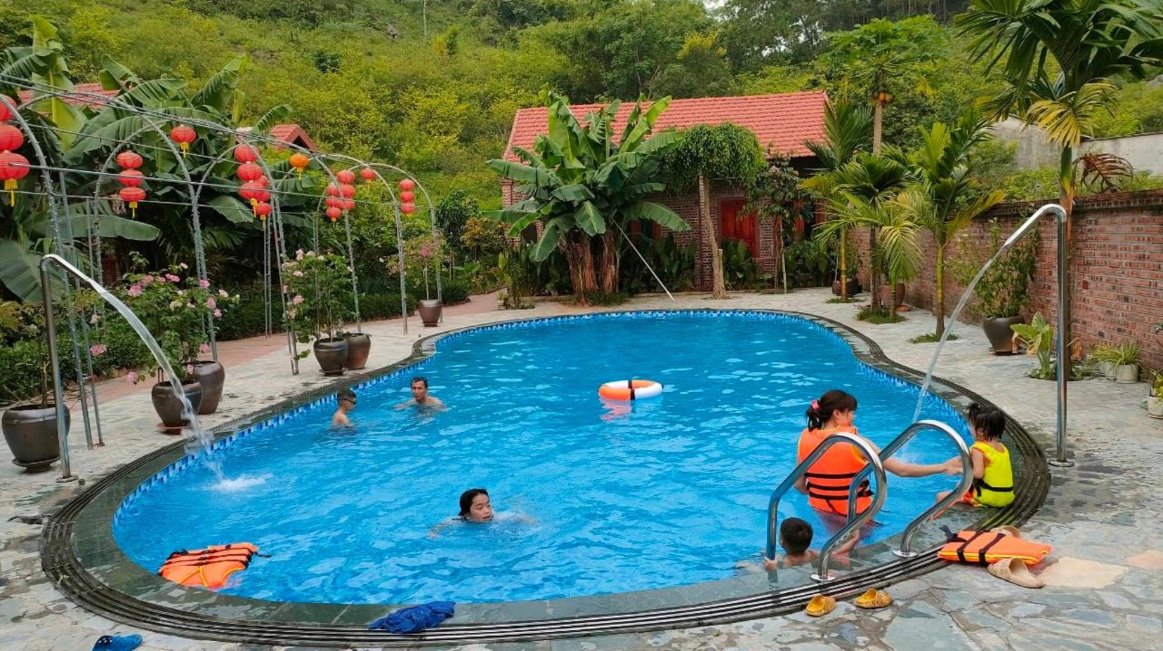 Swimming pool [outdoor]