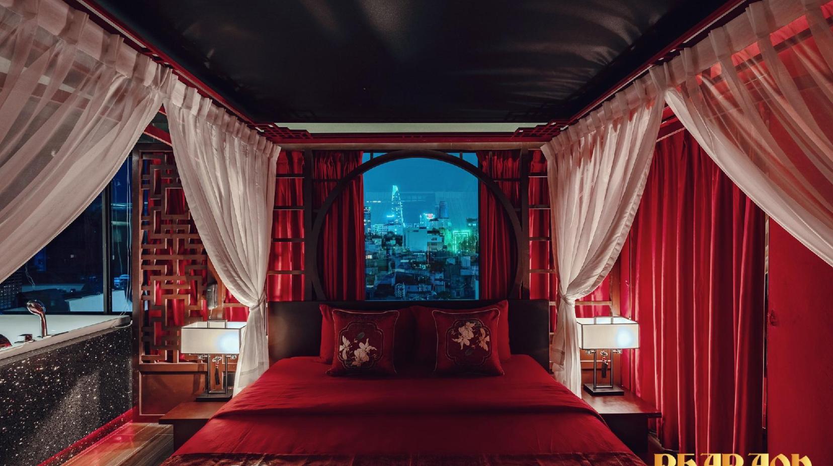 Luxury King - Bedroom