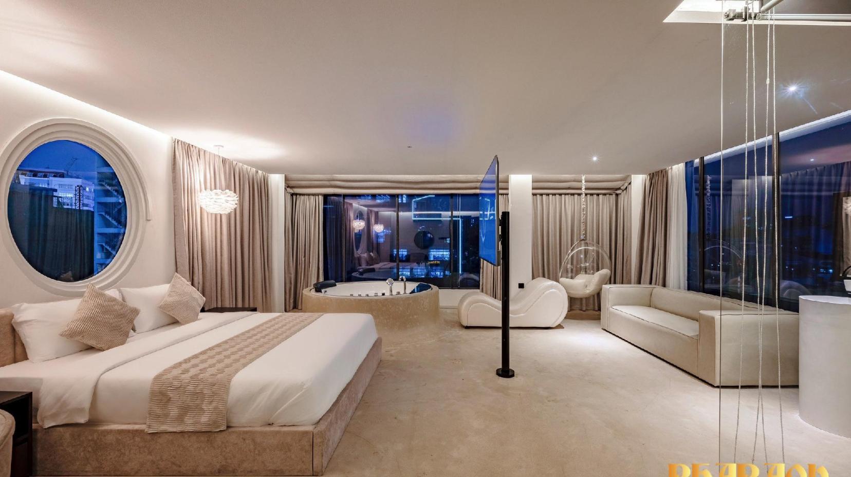 Luxury King - Bedroom