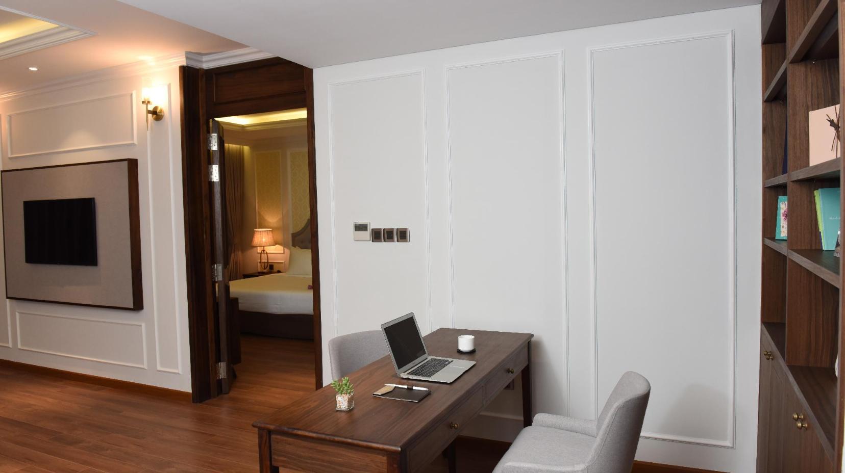 Executive Suite With Balcony Non-Smoking - Bed