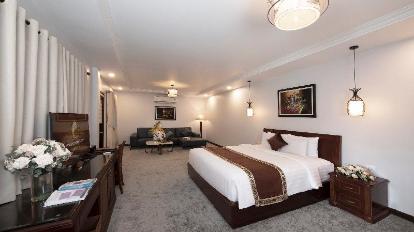 Executive Suite with Balcony - Bed