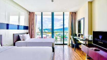 Senior Double Room with Balcony - Bed