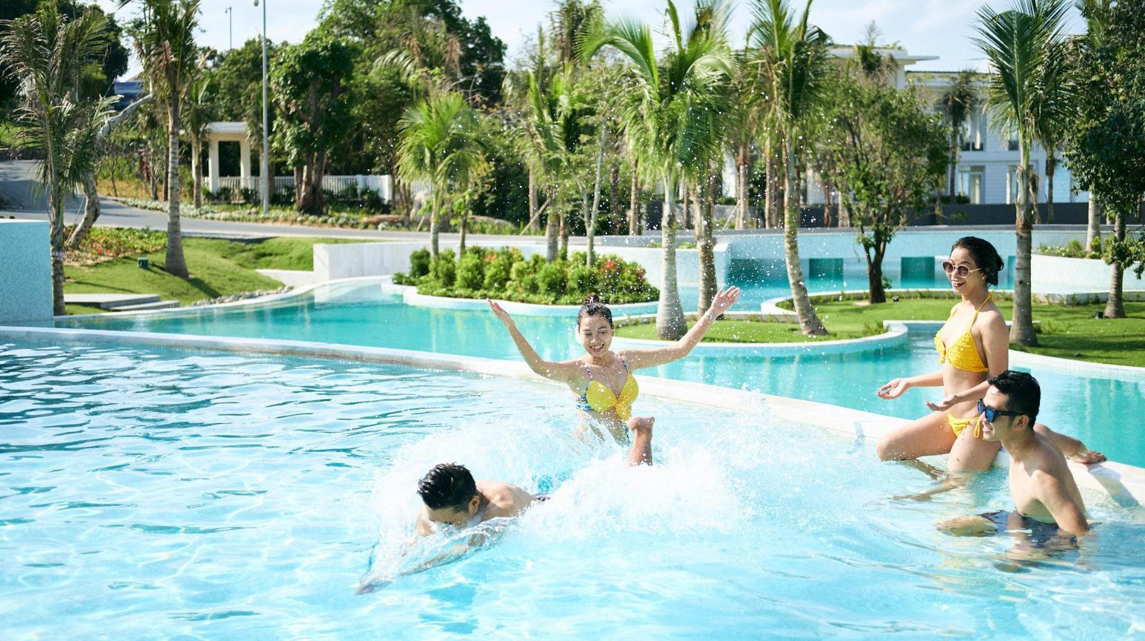 Swimming pool [outdoor]